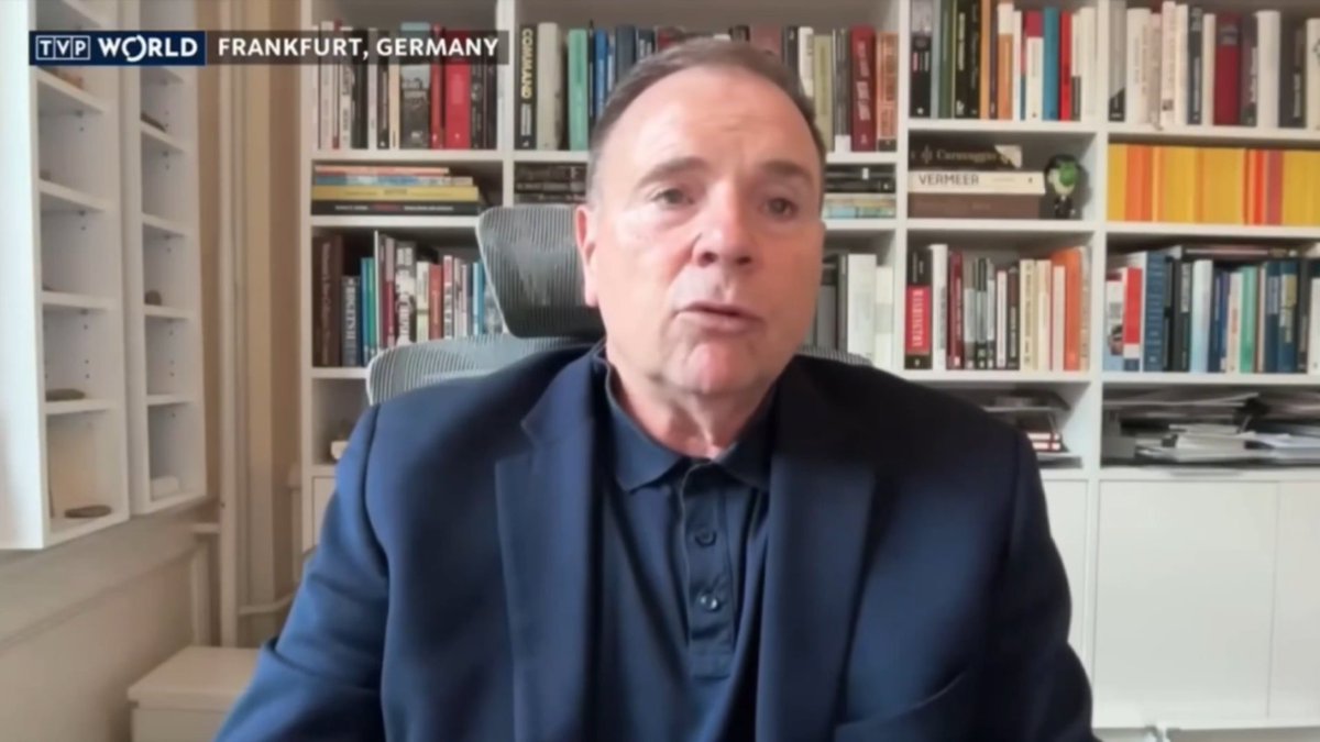 RT by @mikenov: RT by @mikenov: 🇺🇸🇷🇺 HODGES: THE KREMLIN MAY BE PREPARING RUSSIA FOR MASS MOBILIZATION “The momentum of this war has changed. The Kremlin sees it and is now looking at its options. How do they change the narrative and momentum? Peskov acknowledged that Russia is at war, so they are preparing the Russian population for something else, like full-scale mobilization. The Kremlin closed the borders to the west with Finland, Estonia and Lithuania, and to the east with Kazakhstan, Georgia and Azerbaijan. They are doing this to keep in people who might want to leave to avoid mass mobilization. This is something we should be watching.” - Ben Hodges 🇺🇸 Russia 🇷🇺 may be tighteni