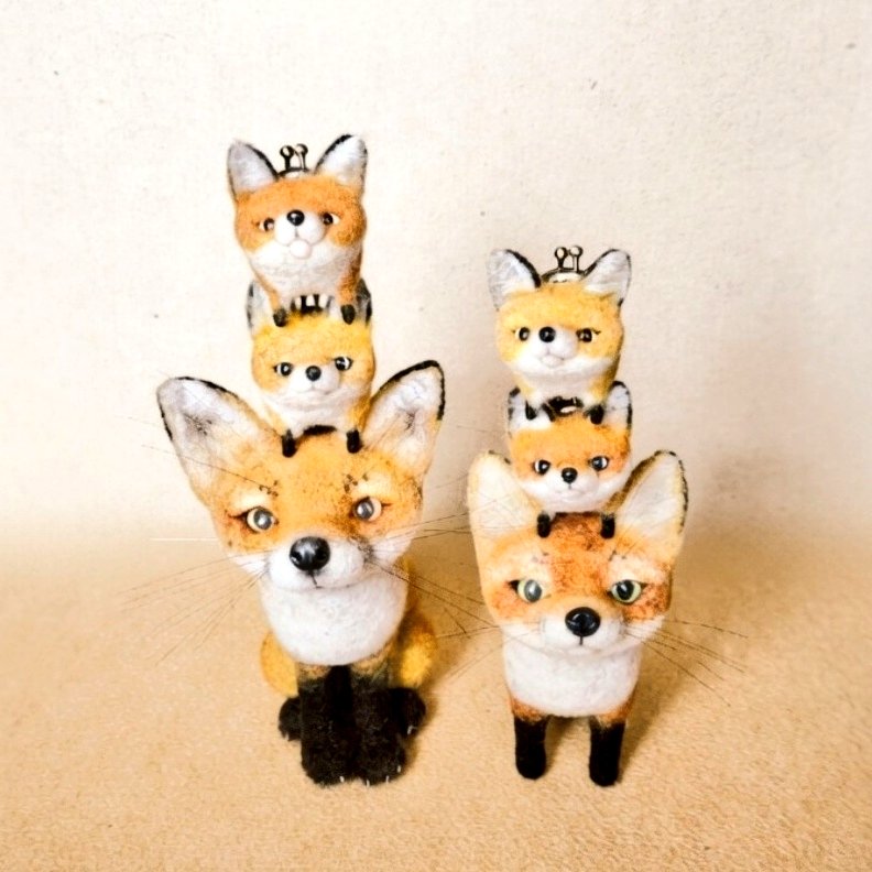 この絵文字が似合う作品と言えば 🦊👛 ガマ口内蔵したキツネたち。 7