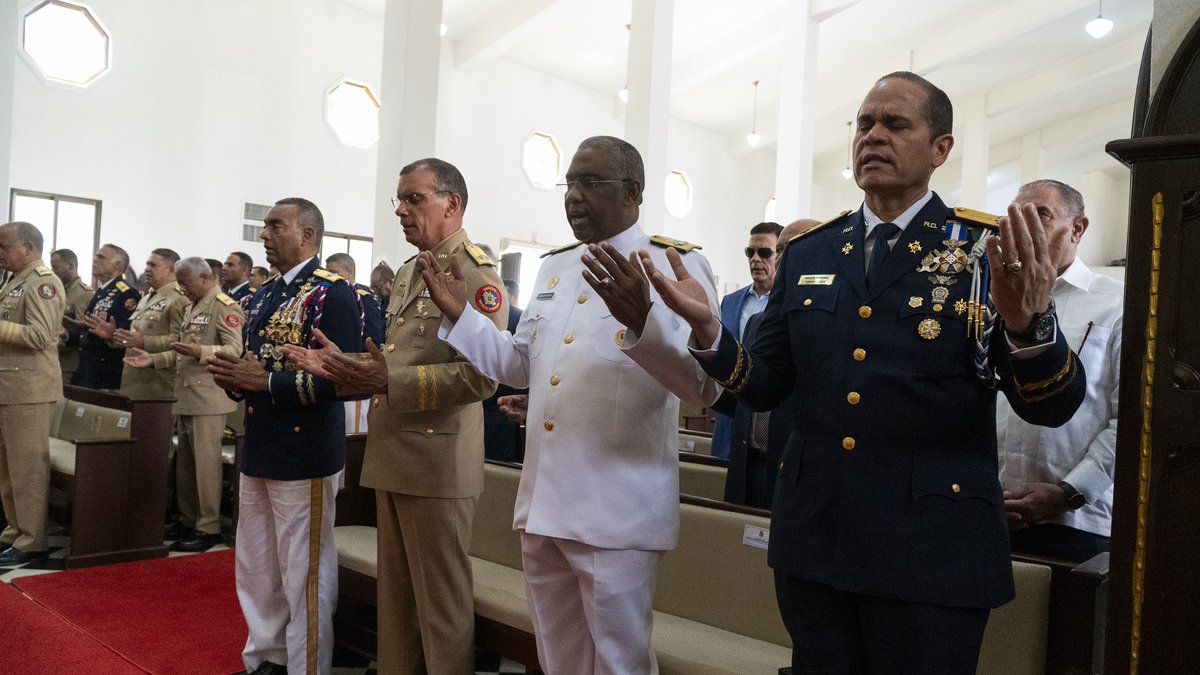 RValeraGrullon's tweet photo. Este jueves tuve el honor de participar en la eucaristía al celebrarse hoy el Día de Nuestra Señora del Carmen, patrona de la Fuerza Aérea de Rep��blica Dominicana (FARD), oficiada por el obispo ordinario castrense Francisco Ozoria en la iglesia de la Base Aérea de San Isidro. https://t.co/ye6FyodoxX