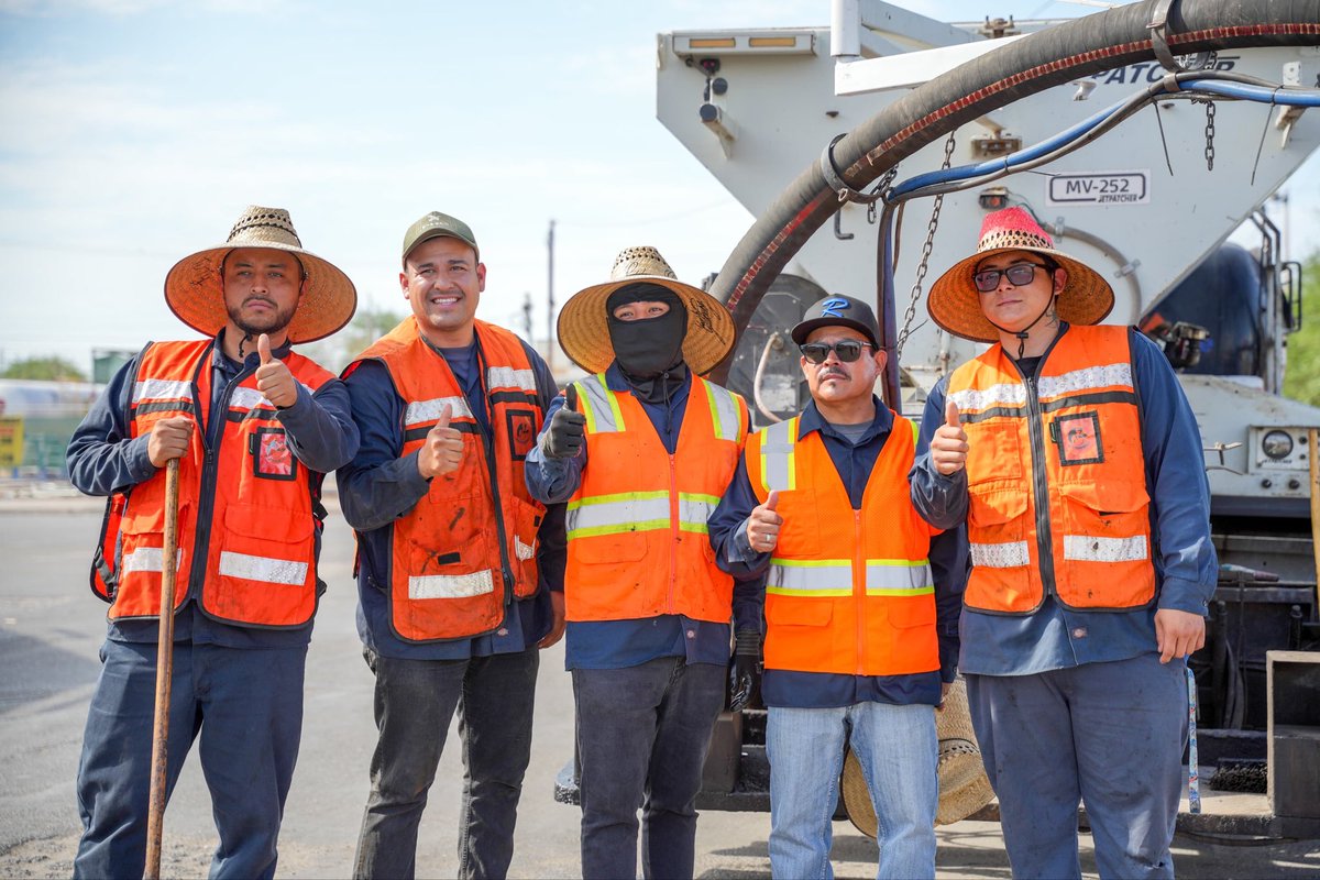 NormaMXL's tweet photo. Hoy estuvimos en la colonia Hacienda Portales 2 para supervisar el bacheo de calles. Seguimos entregando resultados que mejoran la vida de las familias. ¡Así #MexicaliBrilla! https://t.co/lIbIpyNwyl