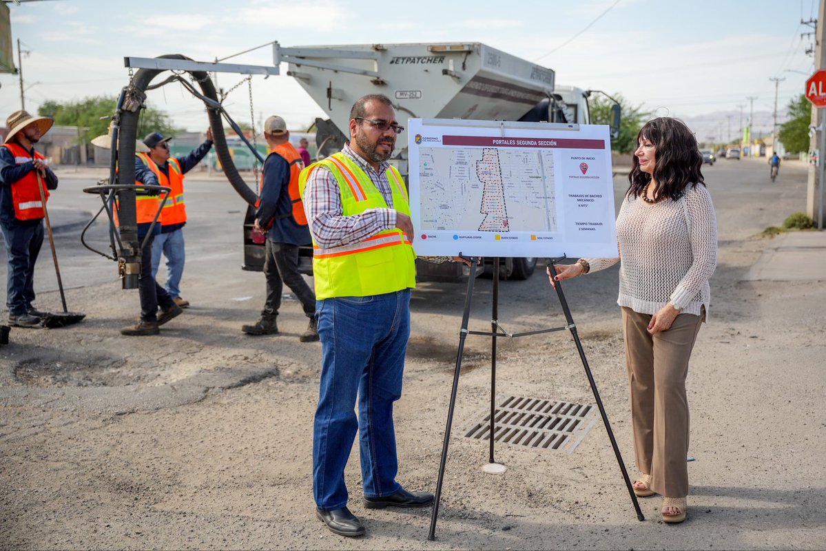 NormaMXL's tweet photo. Hoy estuvimos en la colonia Hacienda Portales 2 para supervisar el bacheo de calles. Seguimos entregando resultados que mejoran la vida de las familias. ¡Así #MexicaliBrilla! https://t.co/lIbIpyNwyl