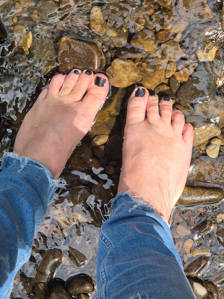 FayeForemoist's tweet photo. Hot to trot today - nice little cool off in the river with the rocks giving a natural massage of my soles.
#footfetish #paintedtoenails #heatwave https://t.co/uQSP7iLK2B