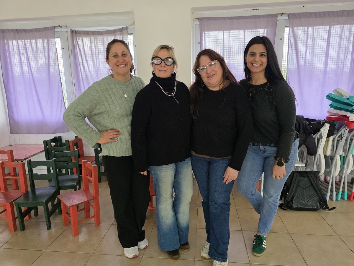 MuniChivilcoy's tweet photo. 🧥 Entregaron pilotos de lluvia confeccionados en talleres municipales a niños del Centro de Primera Infancia

La Municipalidad de Chivilcoy entregó 41 pilotos de lluvia confeccionados por alumnas del curso Confeccionista a Medida, que se dicta en el marco del convenio con la Escuela Universitaria de Oficios de la UNLP, a los niños que asisten al Centro de Primera Infancia (CPI) del CIC Sur.

La iniciativa busca acompañar a las familias que llevan a sus hijos al centro en moto, bicicleta o caminando, al tiempo que pone en valor la capacitación en oficios y el compromiso social de quienes participan de los talleres.

https://t.co/zlKgH2AX71