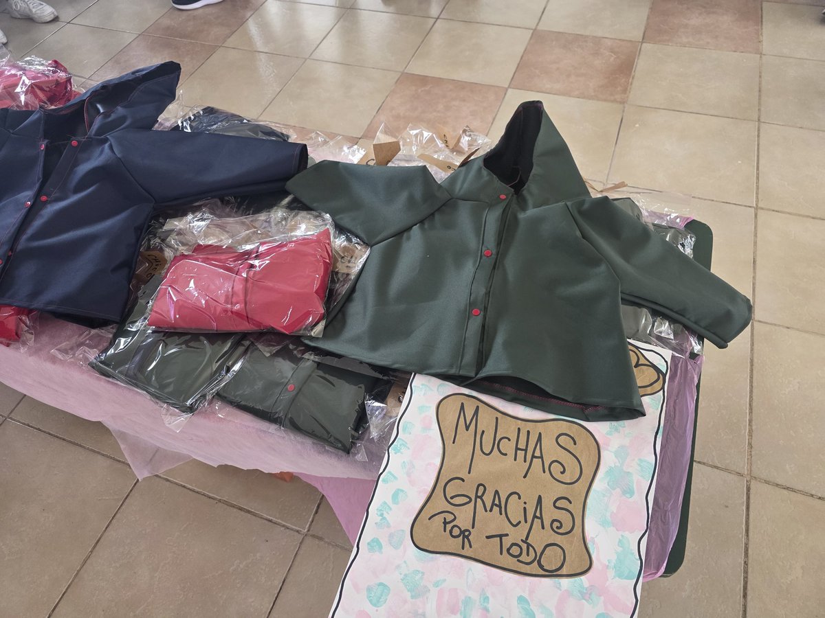 MuniChivilcoy's tweet photo. 🧥 Entregaron pilotos de lluvia confeccionados en talleres municipales a niños del Centro de Primera Infancia

La Municipalidad de Chivilcoy entregó 41 pilotos de lluvia confeccionados por alumnas del curso Confeccionista a Medida, que se dicta en el marco del convenio con la Escuela Universitaria de Oficios de la UNLP, a los niños que asisten al Centro de Primera Infancia (CPI) del CIC Sur.

La iniciativa busca acompañar a las familias que llevan a sus hijos al centro en moto, bicicleta o caminando, al tiempo que pone en valor la capacitación en oficios y el compromiso social de quienes participan de los talleres.

https://t.co/zlKgH2AX71