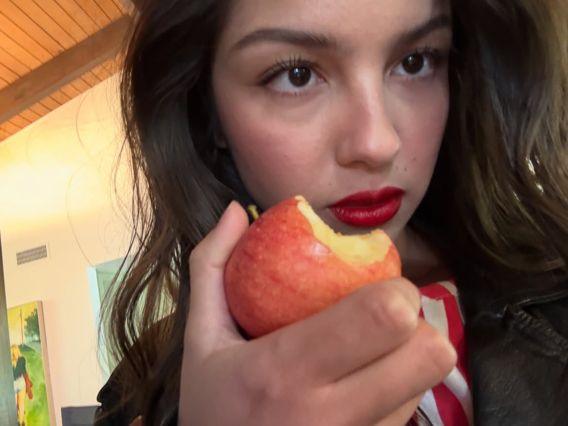 DailyRodrigo's tweet photo. Olivia via Instagram!

“#selfie” https://t.co/DDNFX0FFXv