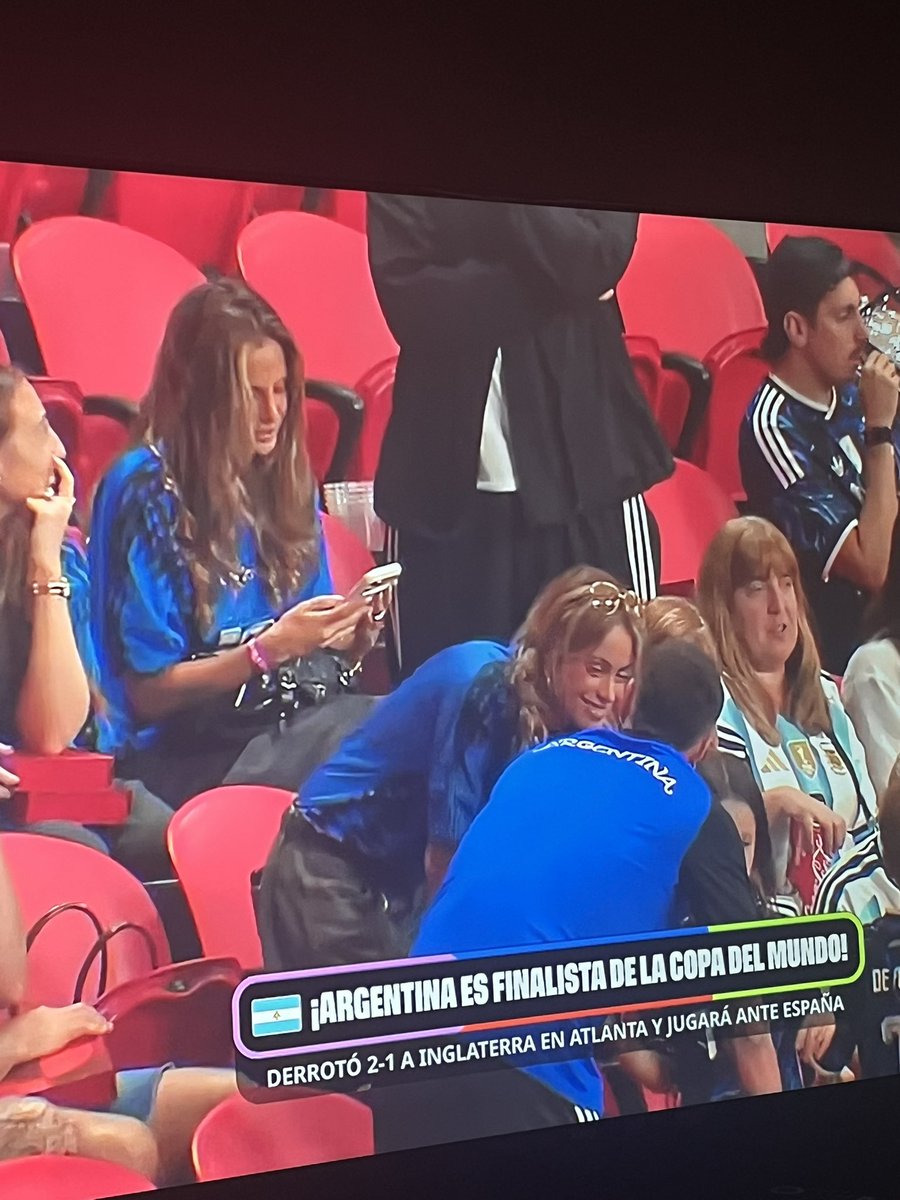 laauzun's tweet photo. Creo que a Domi le va a gustar ver a amuleTINI en el estadio post partido #SeFueLarga https://t.co/htClraF9WA