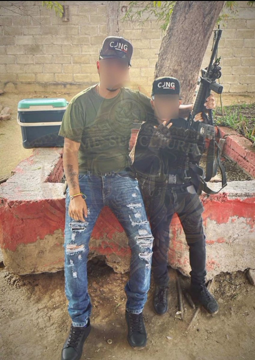 crimesbcs's tweet photo. El conductor era integrante de las GDS del CJNG, que operan en la zona de Zirándaro, específicamente en Guayameo, Guerrero. 

El menor que aparece en la foto presuntamente es hijo de dicho sujeto. https://t.co/GoIrsiel8i