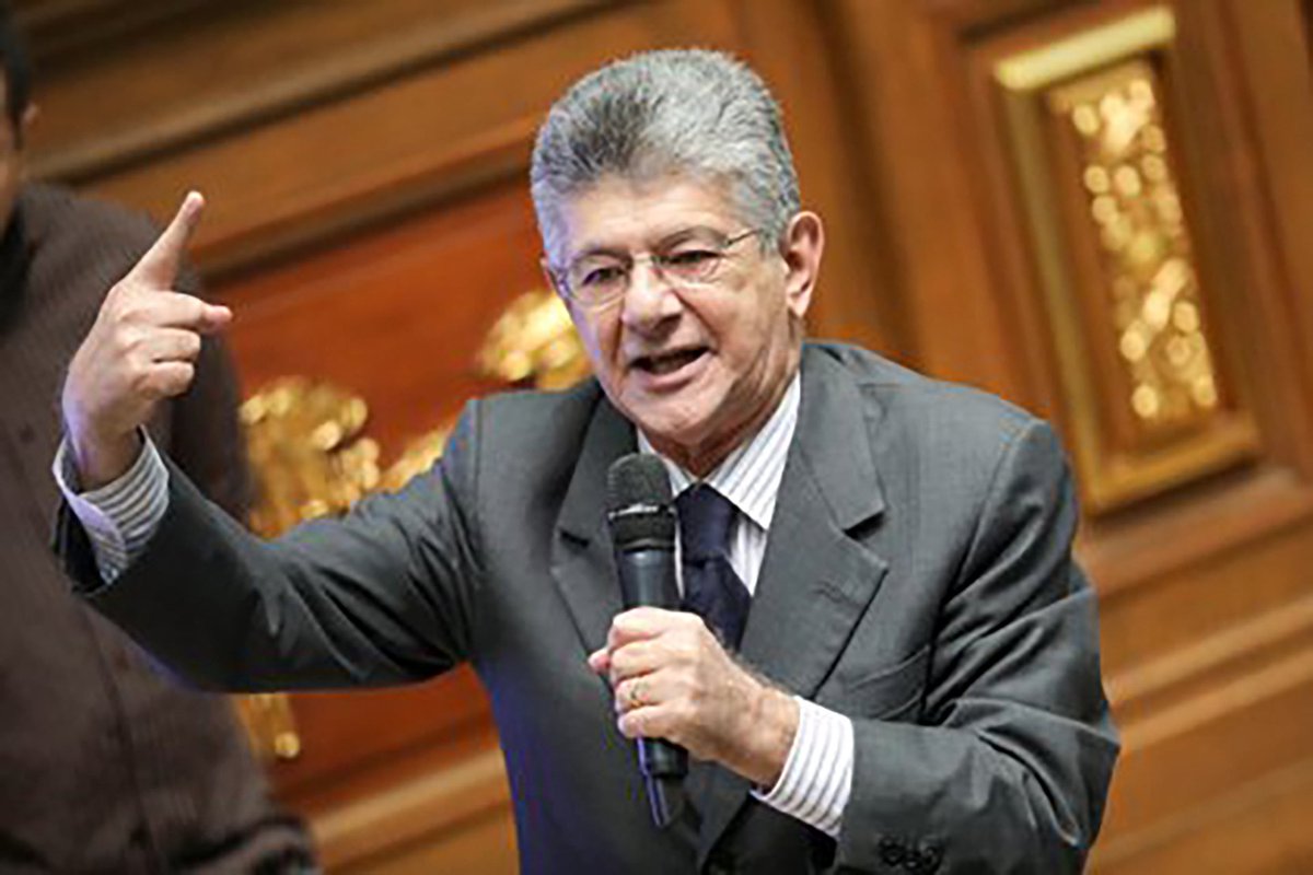 estendenciavzl's tweet photo. "Ramos Allup" es tendencia porque en una entrevista con @lagranaldea, se mostró bastante crítico con el proceso de negociación que va a llevar a cabo Dinorah Figuera, su razón principal fue la ausencia de la participación de AD, la plataforma unitaria y principalmente de María Corina Machado. 

Además, calificó como una “obviedad” que la administración de Trump se siente momentáneamente cómodo con los Rodriguez porque responde a sus intereses económicos.