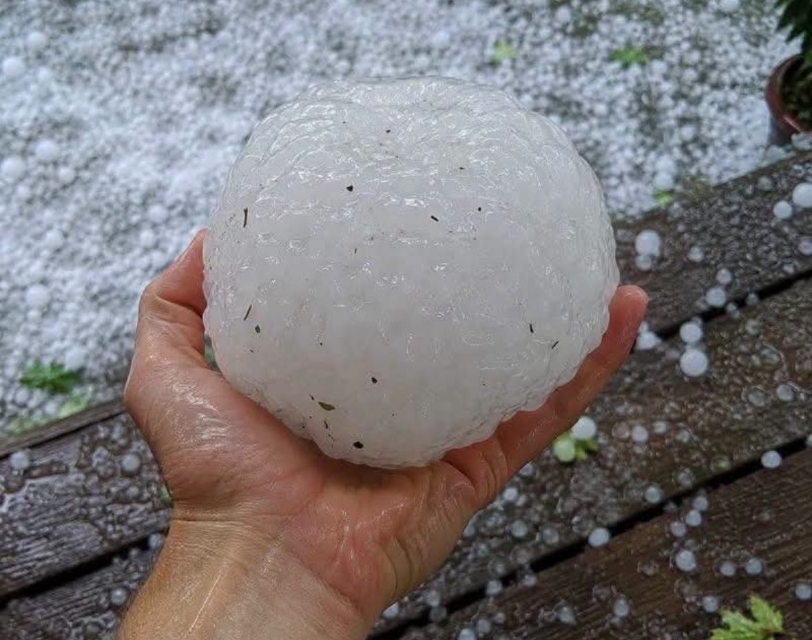 Alex_Lgi's tweet photo. @ArnaudLucho Comme dirait un grand homme, mieux vaut la pluie que les boules de pétanques que se mangent les grosses putes du sud-ouest depuis 2 jours https://t.co/uvPCy7r124
