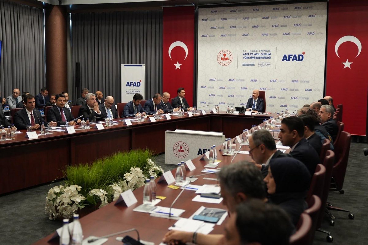 ceyhanburakab's tweet photo. Ülkemizde yaşanabilecek afet ve acil durumlara yönelik öneriler sunmak, rehberlik yapmak, politika ve öncelikleri belirlemek amacıyla gerçekleştirilen Afet ve Acil Durum Kurulu 2026 yılı ilk toplantısına katılım sağladık.

Afetlere karşı bütünleşik, etkin ve sürdürülebilir mücadele anlayışının daha da geliştirilmesi açısından büyük önem taşıyan toplantıda alınan kararların, ülkemizin hazırlık, müdahale ve iyileştirme süreçlerine katkı sağlamasını temenni ediyorum.🇹🇷