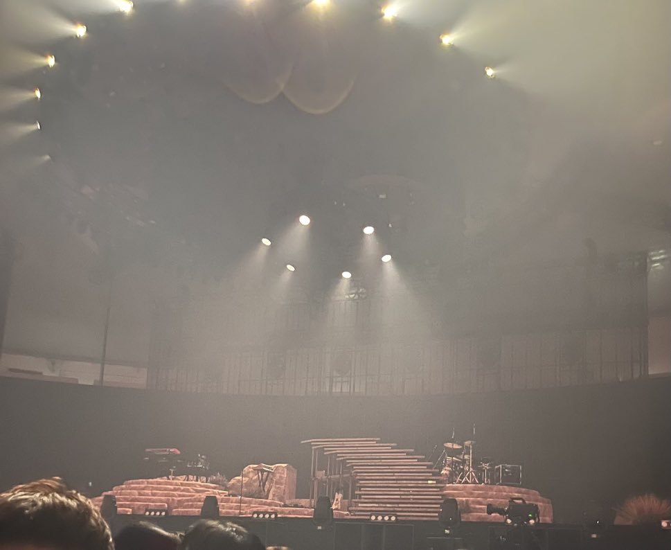 kazeppiki_1115's tweet photo. 緩やかに見えるだろ？ でも横から見たらすっごい急なんだぜこの階段 https://t.co/e7ZZ4FIlPp