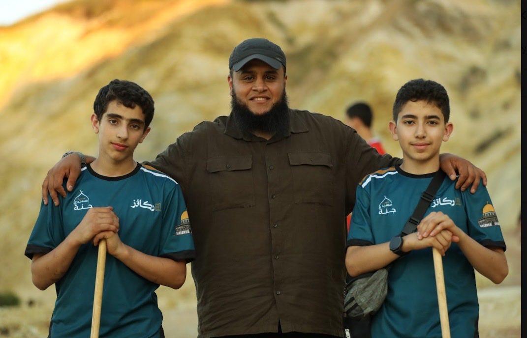 rakaizorg's tweet photo. يواجه الكثير من الشباب، خاصة في الغربة، إشكالية حقيقية في بناء علاقات صحية بسبب الاكتفاء بالصداقات الافتراضية عن طريق  منصات التواصل أو الألعاب الإلكترونية، وهو ما يمنح شعورًا زائفًا بالونس، بينما يُترك وحيدًا في مواجهة واقع الغربة وتحدياته. https://t.co/Gj4g7JQs1e