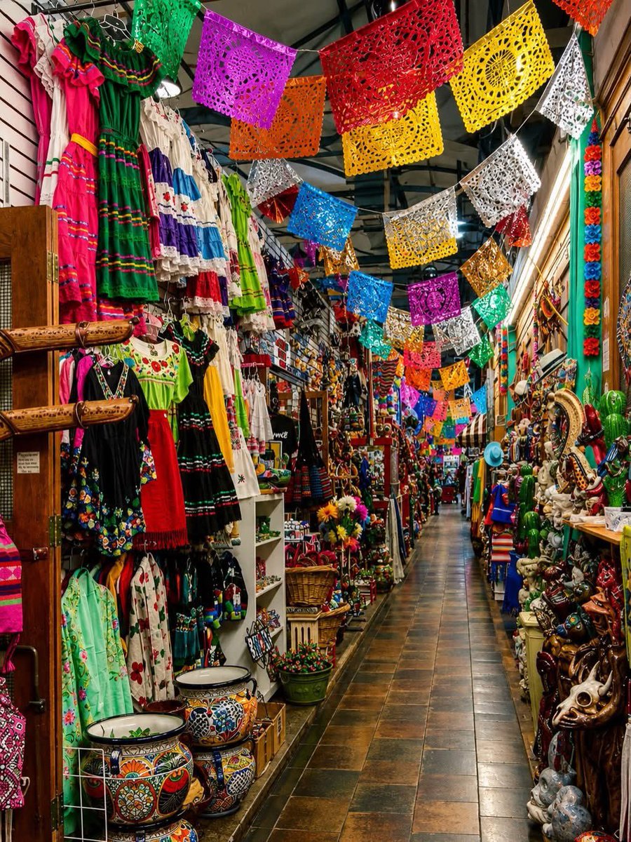 marketsquareSA's tweet photo. There's always something new to discover at Historic Market Square. Stroll through our shops and find unique gifts, cultural treasures, apparel, home décor, and more. Open Daily! https://t.co/1OovMAIBVu