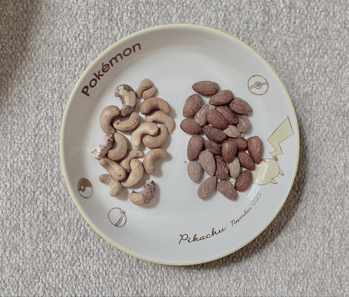 mimi0vv's tweet photo. nuts are so scary but its okay cuz its my only meal for the day (∗´ര ᎑ ര`∗) 
410 calories .. https://t.co/ye0FznMNFU