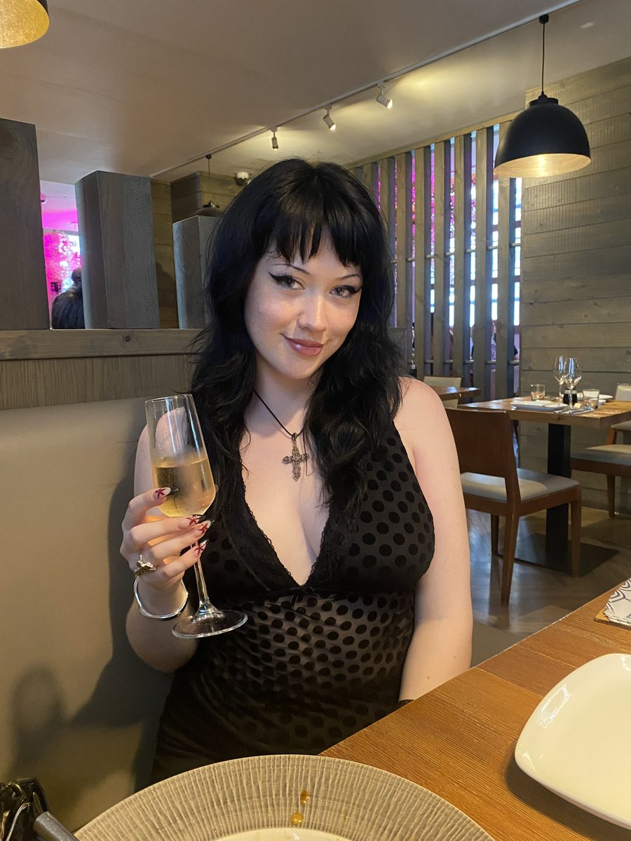 goddessluciferr's tweet photo. this is what your money looks like when I enjoy it 🍾 send more https://t.co/UTKlN0uQml