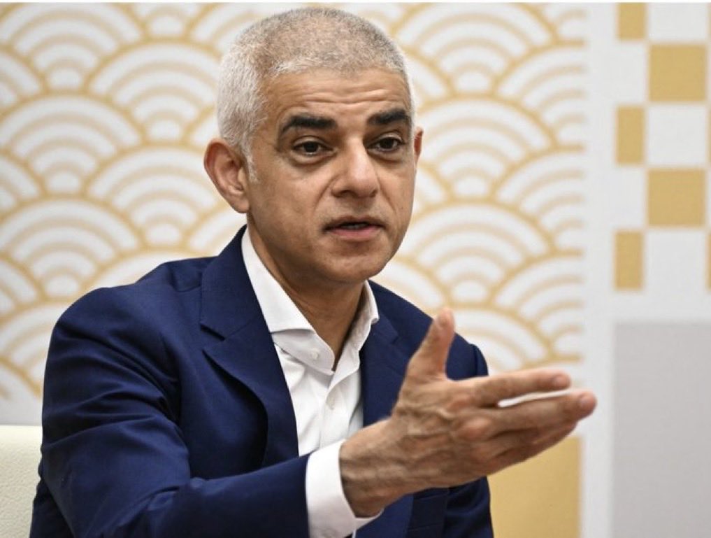 Enviro_Technol's tweet photo. This is Sadiq Khan.
Sadiq said we shouldn’t have a House of Lords. 
Sadiq has now been made a Lord.
Sadiq is now happy with there being a House of Lords.
Sadiq is a hypocrite.
Don’t be like Sadiq.
#Honours #HouseofLords https://t.co/I34kQh5Tnk