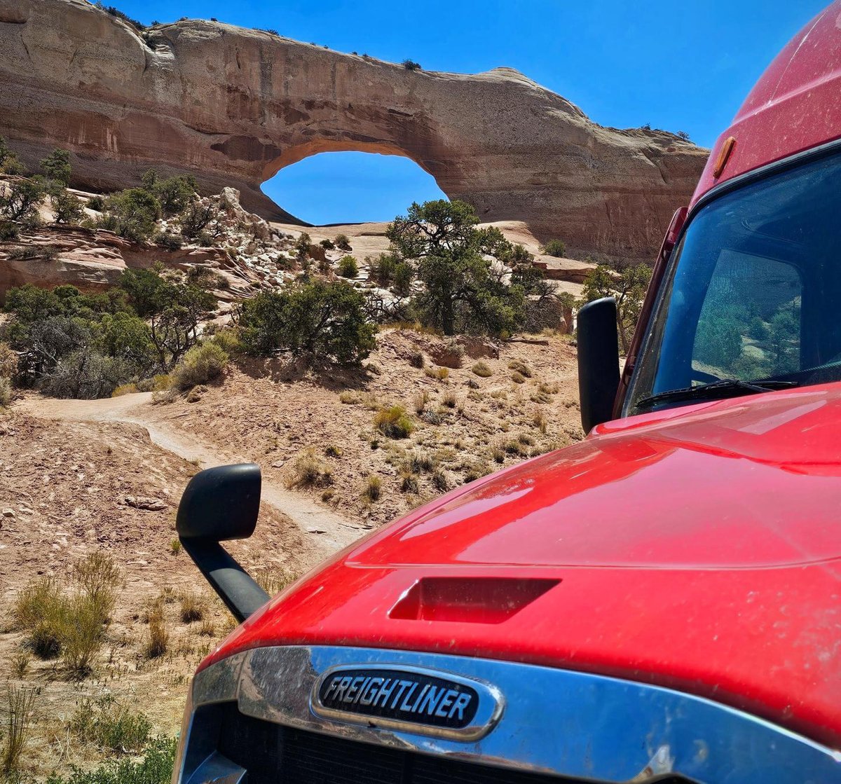 CreteCarrier's tweet photo. Wilson Arch is an often photographed landmark south of Moab, Utah. Several drivers have sent us photos from the arch over the years. Adrian Sear recently shared this eye-catching image. Have you ever stopped there for a pic? #trucking #trucker #truckerlife #wilsonarch https://t.co/i98r60d6xx