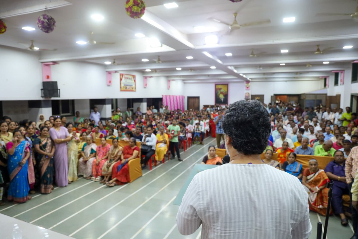 meNeeleshNRane's tweet photo. 📍 भांडुप, मुंबई
आज भांडुपचे आमदार मा. श्री. अशोकजी पाटील यांच्या विशेष प्रयत्नांतून यारी रोड येथे "हिंदुहृदयसम्राट शिवसेनाप्रमुख श्री बाळासाहेब ठाकरे आपला दवाखाना" चे उद्घाटन तसेच छत्री वाटप कार्यक्रम उत्साहपूर्ण वातावरणात संपन्न झाला. या कार्यक्रमास उपस्थित राहण्याचा योग आला.
यावेळी शिवसेना सचिव श्री. रामजी रेपाळे, आमदार श्री. अशोकजी पाटील, शिवसेना स्वीकृत नगरसेवक श्री. उमेश माने, महिला विभाग संघटिका सौ. संध्या वढावकर, महिला विभाग प्रमुख सौ. राजश्री मांडवीलकर तसेच असंख्य शिवसैनिक व नागरिक मोठ्या संख्येने उपस्थित होते.