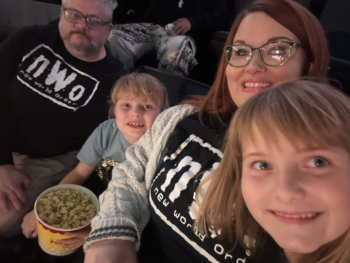 RefRobinsonHair's tweet photo. First show for our little ladies. #WWEAllentown https://t.co/vaVeK1FIzU