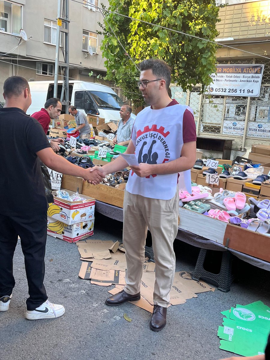 kilavuzisci's tweet photo. 19 Temmuz Pazar günü @kilavuzgazi ile birlikte gerçekleştireceğimiz "İşçi Hakları: Bireysel İş Hukuku" söyleşisi öncesinde Gazi Mahallesi Semt Pazarı'nda bildiri dağıtarak emekçilerle buluştuk. Hukuki haklarımızı birlikte konuşacağımız söyleşimize tüm emekçileri bekliyoruz. https://t.co/vNbXmdwVKT