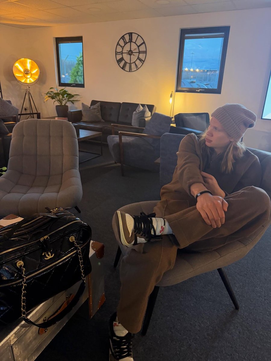enews's tweet photo. Erling Haaland's bag collection has been living in our heads rent free.👏 https://t.co/o9IhtcPHKk