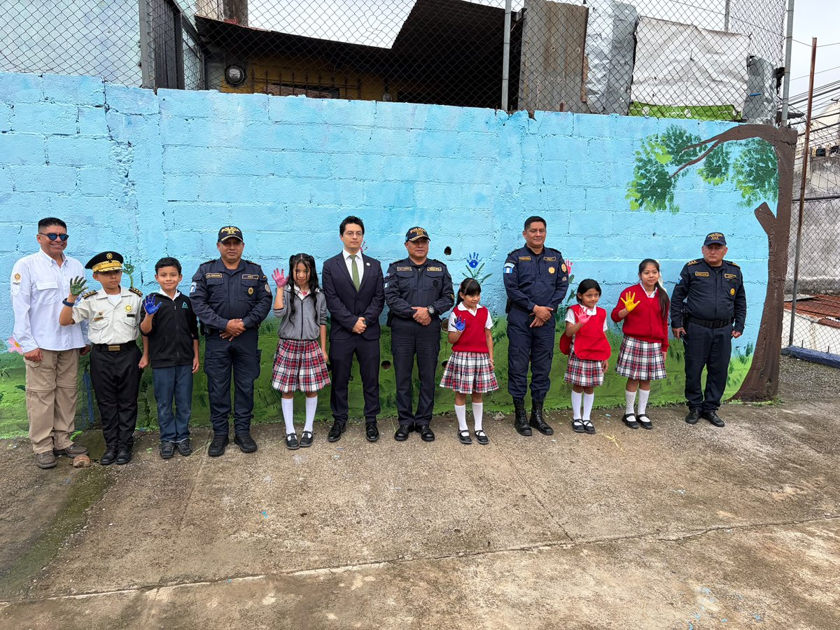 PNCdeGuatemala's tweet photo. En el barrio Colombia, colonia Alameda, zona 18, fue inaugurado un mural artístico como parte de las acciones de prevención del delito impulsadas por el Departamento de Coordinación de Policía Comunitaria, #SGPD con el apoyo de JICA y unidades especializadas de la #PNC. https://t.co/rngvpVAlHi