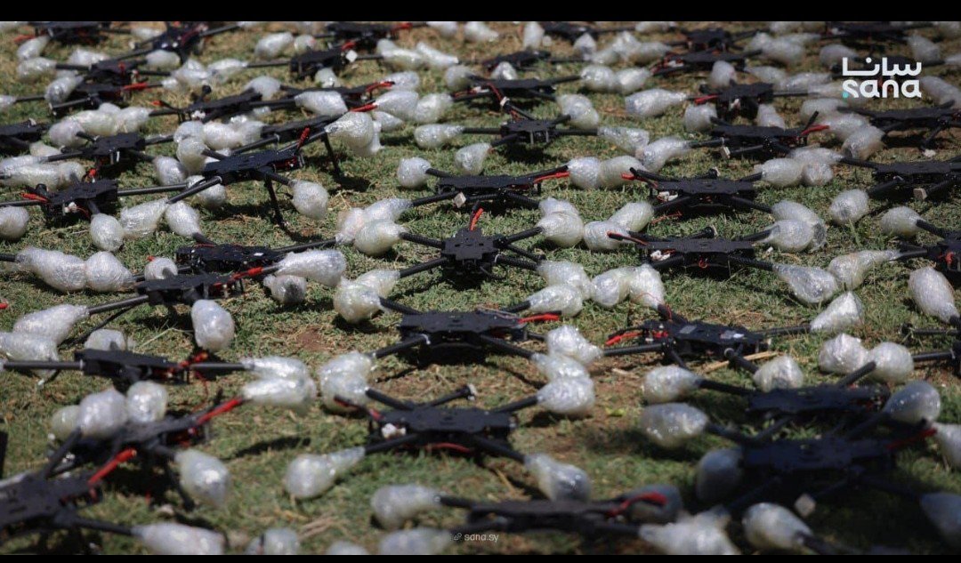 MuammerAydin_25's tweet photo. Suriye İçişleri Bakanlığı: 

Suriye-Irak sınırı üzerinden Hizbullah'a gitmekte olan kaçak silah sevkiyatını engellediğini açıkladı!

Engellenen ve el konulanlar arasında, Güney Lübnan'da siyonist işgalciye ağır kayıplar verdirilen FPV dronlar ve fiber optik kabloları da var... https://t.co/LY90C4UD5W