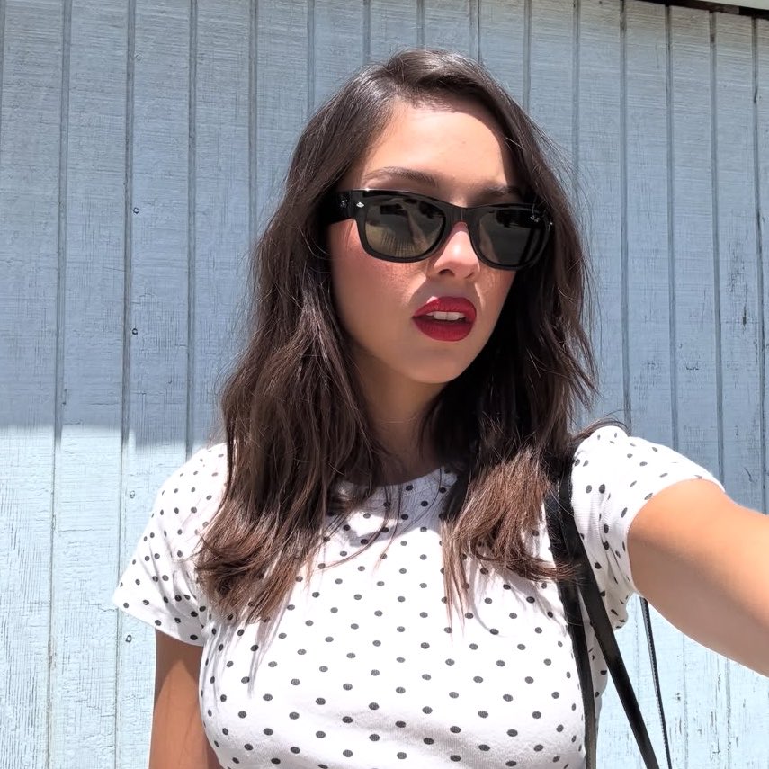 livsthinker's tweet photo. her red lip!!!! https://t.co/jqnZMxEEgc