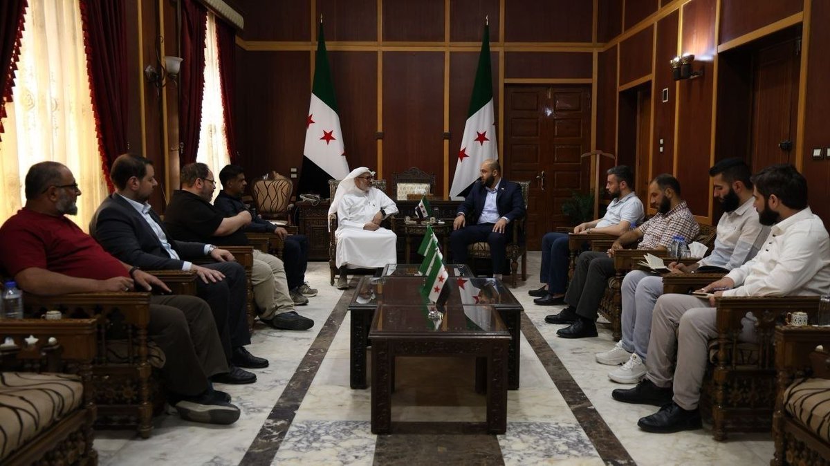 hamaaGov1's tweet photo. شراكة إنسانية تدعم إعادة تأهيل القرى المتضررة في ريف حماة

استقبل مسؤول اللجنة التنفيذية المشكلة بموجب المرسوم (59) "سوريا بلا مخيمات" وفدًا من مملكة البحرين، ضم ممثلين عن جمعية "كاف الخيرية" وجمعية "عطاء"، بحضور أمين عام محافظة حماة، حازم العبيسي، لبحث آليات تنفيذ مشروع ضمن حملة "فداءً لحماة".

وتناول اللقاء تعزيز التنسيق المشترك لإطلاق مشاريع لإعادة تأهيل المنازل والمدارس والمساجد في ثلاث قرى بريف حماة، على أن تنطلق المرحلة الأولى من مدينة اللطامنة، مايعكس أهمية الشراكات الإنسانية في دعم التعافي واستعادة الخدمات الأساسية، لتحسين الواقع الخدمي للأهالي.

#محافظة_حماة