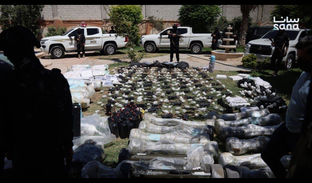 MuammerAydin_25's tweet photo. Suriye İçişleri Bakanlığı: 

Suriye-Irak sınırı üzerinden Hizbullah'a gitmekte olan kaçak silah sevkiyatını engellediğini açıkladı!

Engellenen ve el konulanlar arasında, Güney Lübnan'da siyonist işgalciye ağır kayıplar verdirilen FPV dronlar ve fiber optik kabloları da var... https://t.co/LY90C4UD5W