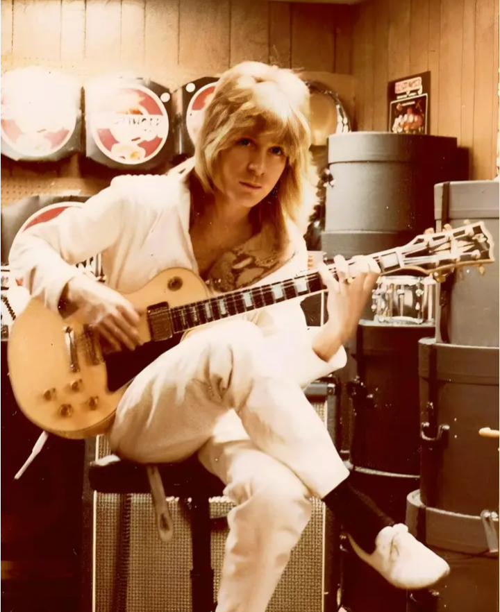 SusanMcEntyre1's tweet photo. Randy Rhoads playing his 1974 Gibson Les Paul Custom๐๐๐๐ธat Music City in Greensburg Pensilvania on February 2, 1982; Diary of a Madman Tour . #HeavyMetal #guitarist #neoclassicalmetal https://t.co/UvghCaq65d