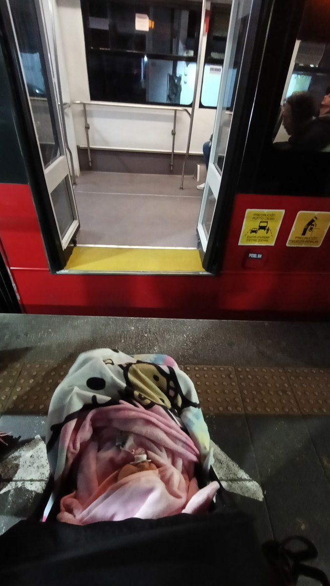 SaulMooreSM's tweet photo. Que onda @MetrobusCDMX cuántos metrobuses debo esperar para poder subirme a tus unidades y que tus conductores se estaciónen correctamente en los andenes, ya van varias veces esto en la estación villa de Aragón https://t.co/dElcCXp1TZ