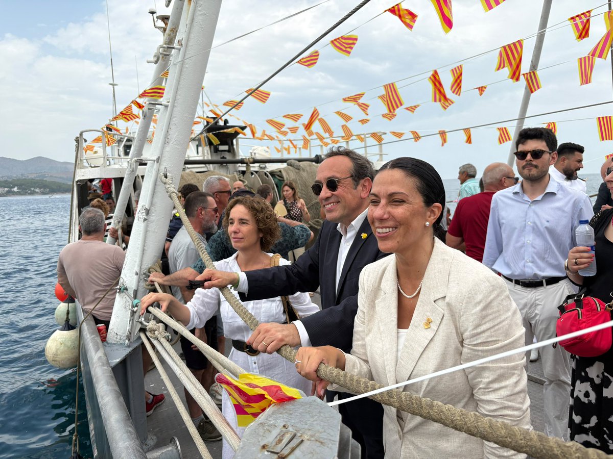 joseprull's tweet photo. A Llançà, hem viscut amb emoció la missa solemne i la processó marítima de la Mare de Déu del Carme, un homenatge a la gent de mar i a l'ànima marinera del municipi.

Els pobles també es construeixen a través dels seus símbols i tradicions, un llegat immaterial que cal preservar. https://t.co/VNf1oITXNm