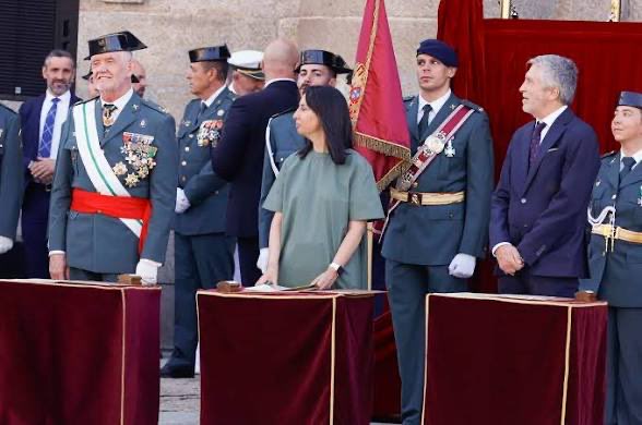 MPSnoserinde's tweet photo. MARLASKA AL BORDE DE LA IMPUTACIÓN PENAL | LA CONFESIÓN DEL DAO ANTE EL JUEZ COMPROMETE LA DEFENSA DEL MINISTRO DE INTERIOR 🚨🏛️⚖️
La admisión del director adjunto operativo confirmando que Fernando Grande-Marlaska y la directora general le interrogaron por el correo de Begoña Gómez incautado por la UCO coloca al titular de Interior ante una inminente imputación por obstrucción a la justicia y revelación de secretos. 

El testimonio del teniente general Manuel Llamas en sede judicial desborda la mera consulta informativa para convertirse en un indicio de cargo que acredita la fiscalización política de una causa penal activa que afecta a la familia del presidente. 

Este movimiento destruye el relato de la neutralidad gubernamental al evidenciar que la cúpula del ministerio utilizó la cadena de mando militar para monitorizar el avance de las pesquisas antes de que estas llegaran al juzgado.

Conclusión: la comparecencia del número dos de la Guardia Civil activa el escenario de responsabilidad criminal para Marlaska al desvelar una operativa de supervisión sobre los investigadores, transformando la llamada del ministro en un acto de injerencia que los tribunales ordinarios ya analizan como una interferencia en el poder judicial.