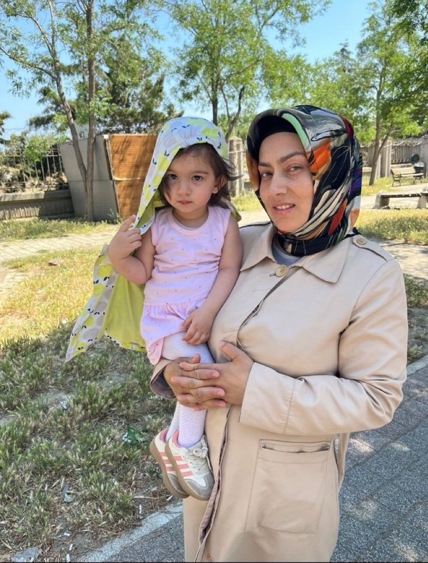 Hapisedilenlr's tweet photo. Deniz Gündoğdu, Temmuz 2025’ten beri 16 aylık bebeği Asude ile birlikte Edirne L Tipi Cezaevi’nde.
AİHM “suç unsuru yok” dedi, Yargıtay ise cezayı bozdu.Neden hala cezaevinde tutuluyorlar❓❓❓
@aydinsule1 
@cemre_birand2

#KabulEtmiyoruz #AdalıBizeSalahıGetir https://t.co/fDjtU3qz9J