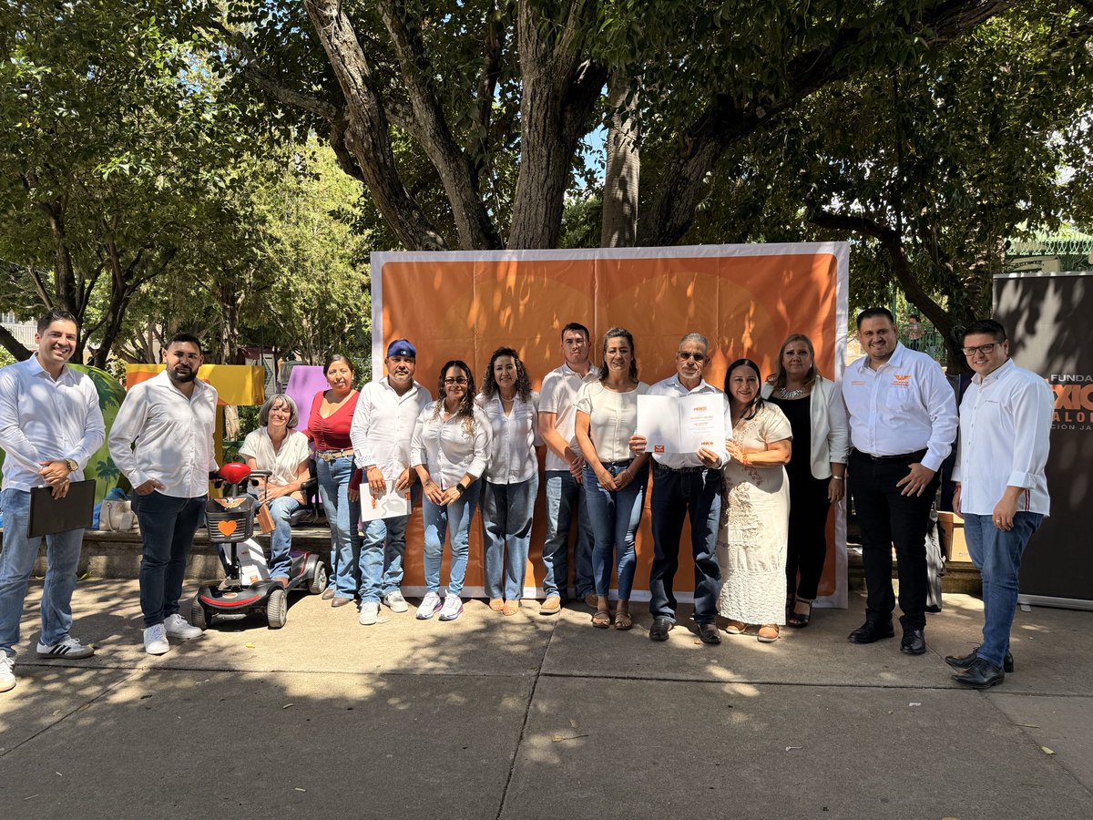 RocioAguilarTe1's tweet photo. Reconocimientos Corazón Naranja en Totatiche. 🧡 
En @FundMXValores se reconoce a todos aquellos que fomentan los valores, también a través del arte. 🫶🏻✨ https://t.co/PJvuUMK7Bm