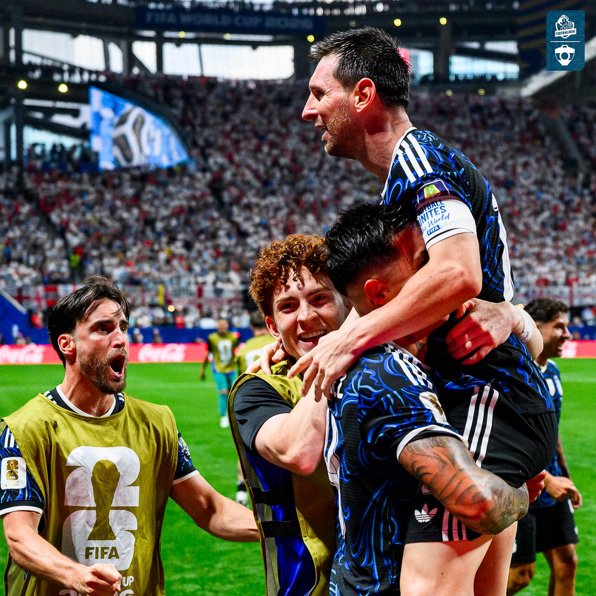 Footballogue's tweet photo. Le discours très intéressant de d'Omar Da Fonseca sur l'animosité envers la sélection argentine. 🇦🇷

"Je suis 𝗰𝗼𝗻𝘁𝗿𝗲 𝗰𝗲𝘁 𝗮𝘀𝗽𝗲𝗰𝘁 𝗱'𝗶𝗻𝘁𝗿𝗼𝗱𝘂𝗶𝗿𝗲 𝗮̀ 𝗰𝗵𝗮𝗾𝘂𝗲 𝗳𝗼𝗶𝘀 𝗹𝗲 𝗳𝗮𝗶𝘁 𝗱'𝗶𝗻𝘀𝗶𝗻𝘂𝗲𝗿 𝘁𝗼𝘂𝗷𝗼𝘂𝗿𝘀 𝗹𝗲 𝗰𝗼𝗺𝗽𝗹𝗼𝘁, 𝗹𝗲 𝗰𝗼̂𝘁𝗲́ 𝘁𝗼𝘅𝗶𝗾𝘂𝗲. Moi, je vis du football, moi je veux le faire vivre, le foot.

Moi, ça me gêne, j'ai eu plein d'amis : "Mais vous êtes des racistes, vous avez déjà gagné !" Et des fois, je dis : "𝗢𝘂𝗶, 𝗰𝗼𝗻𝘁𝗿𝗲 𝗹'𝗘́𝗴𝘆𝗽𝘁𝗲, 𝗼𝗻 𝗮 𝗮𝗰𝗵𝗲𝘁𝗲́ 𝗹𝗲 𝗺𝗮𝘁𝗰𝗵 𝗮̀ 𝗽𝗮𝗿𝘁𝗶𝗿 𝗱𝗲 𝗹𝗮 𝟵𝟮𝗲 𝗺𝗶𝗻𝘂𝘁𝗲, 𝗽𝗮𝗿𝗰𝗲 𝗾𝘂'𝗼𝗻 𝗲́𝘁𝗮𝗶𝘁 𝗺𝗲𝗻𝗲́𝘀 𝟮-𝟬. À la 78e, on a mis le chèque ; avant, on ne l'avait pas mis."

En même temps, je reconnais que des fois, la valeur, comme on dit, la mesure du talent permet quelques privilèges.

L'histoire des cinq arbitres, 𝗶𝗹 𝘆 𝗮 𝗲𝘂 𝗱𝗲𝘀 𝗲́𝗺𝗶𝘀𝘀𝗶𝗼𝗻𝘀 𝘀𝘂𝗿 𝗹'𝗵𝗶𝘀𝘁𝗼𝗶𝗿𝗲 𝗱𝗲𝘀 𝗰𝗶𝗻𝗾 𝗮𝗿𝗯𝗶𝘁𝗿𝗲𝘀. Dès le début : "Oui, je ne sais pas, le complot a gagné." Mais à la base, l'arbitre doit être honnête, compétent et on espère correct. 𝗢𝗻 𝗮 𝗳𝗮𝗶𝘁 𝘁𝗼𝘂𝘁 𝘂𝗻 𝘁𝗮𝘀 𝗱𝗲 𝗰𝗵𝗼𝘀𝗲𝘀 𝗽𝗮𝗿𝗰𝗲 𝗾𝘂𝗲 𝗰'𝗲́𝘁𝗮𝗶𝘁 𝗰𝗶𝗻𝗾 𝗔𝗿𝗴𝗲𝗻𝘁𝗶𝗻𝘀. 𝗠𝗮𝗶𝘀 𝗾𝘂𝗮𝗻𝗱 𝗹𝗲𝘀 𝗔𝗻𝗴𝗹𝗮𝗶𝘀 𝗼𝗻𝘁 𝗲𝘂 𝗾𝘂𝗮𝘁𝗿𝗲 𝗙𝗿𝗮𝗻𝗰̧𝗮𝗶𝘀...

Ouvrons, ouvrons, laissons le foot et la Coupe du Monde pouvoir nous unir. "

(IG : franceinter)