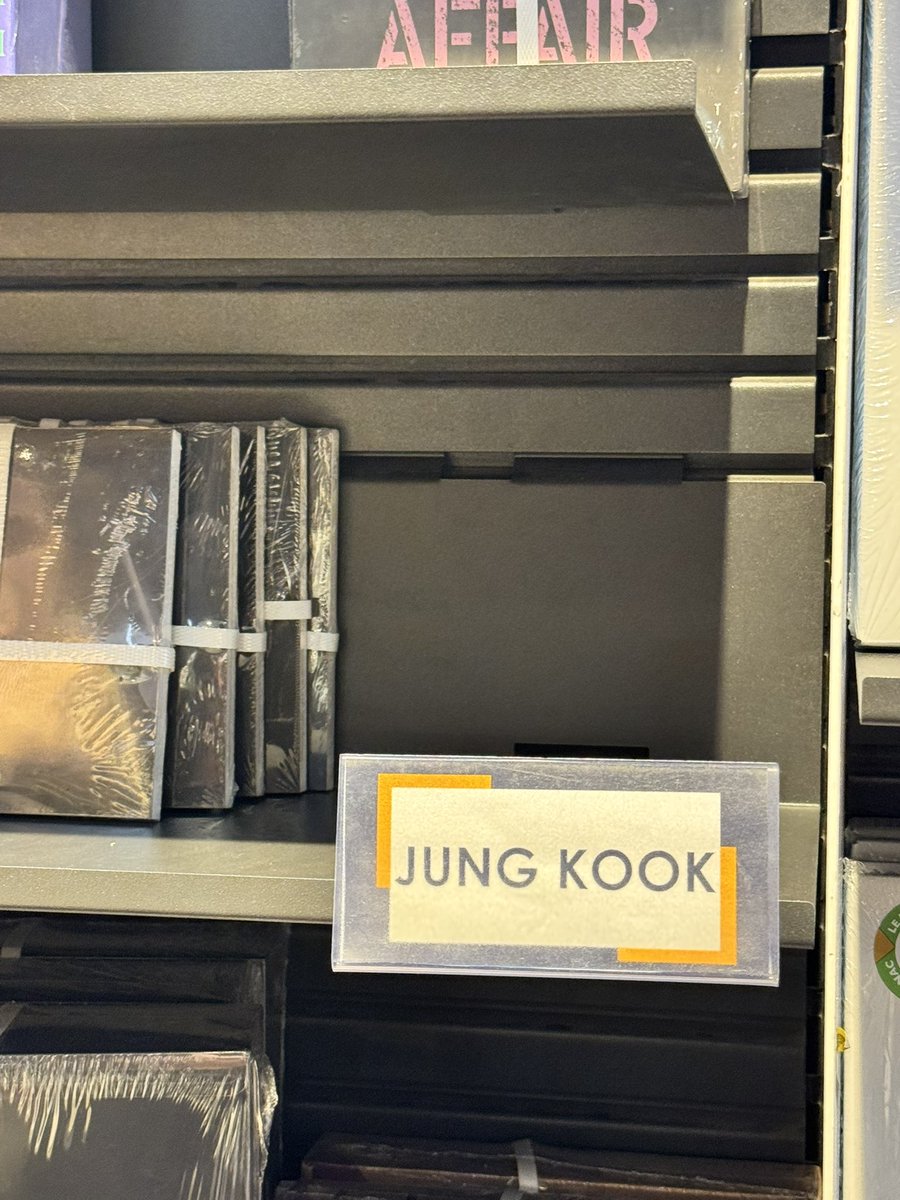 jeongoldenlight's tweet photo. Jungkook zone sold out in fnac Paris 🤭 
SOLD OUT KING JUNGKOOK https://t.co/vC4yAHAAGr