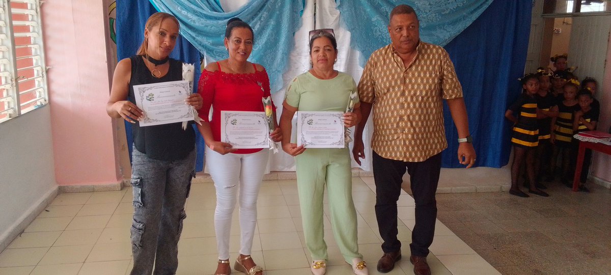 AleandroGu76701's tweet photo. Termina el "Curso Escolar"
hasta septiembre aula mía.
Grabado en mi corazón ❤️ 
A esta época dejaré 
Y a todos pedire, sien algo ofendí 
PERDÓN 
👏Adiós mi maestra amada, mis compañeros, mi asiento ¡Adiós dentro de un momento! El Curso ha terminado.👏🇨🇺
🥳🤩Muchas felicidades 👏 https://t.co/omfKX7cXjs