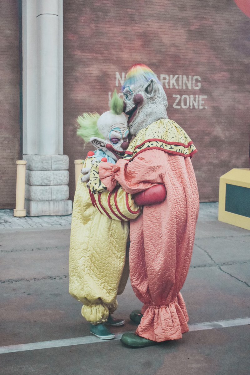 RushofFearPod's tweet photo. WHO’S EXCITED FOR KILLER KLOWNS TO GRACE THE STREETS OF HHN AGAIN!?!?! 🤡🛸🍿🩸🎪 #HHN #killerklowns #HHN35 #rushoffearpodcast #halloweenhorrornights PC: @ouellette_photography https://t.co/U2xHIkutwA