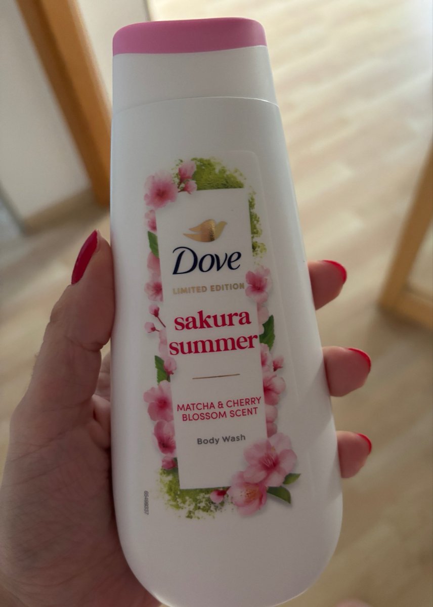 redcherrydream's tweet photo. Another part of marketing victim
@Dove released a limited edition “Sakura Summer” body wash with matcha and cherry blossom scent . 🌸🍵
Let me tell you, it smells heavenly 😭 please bring it to your permanent product range 🥹
#Dove https://t.co/GOCMahw2fs