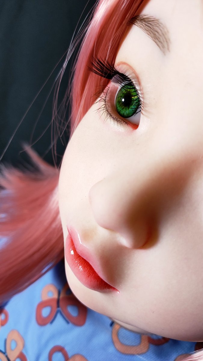 LadyEmilia99932's tweet photo. Meet this absolutely charming doll with gorgeous pink hair and striking green eyes! 💕
She’s wearing the cutest blue dress covered in orange butterflies, with lovely ruffled sleeves and a layered ruffle hem. The attention to detail in the fabric and the overall look is so sweet and well-made.
Swipe through for full-body shots and beautiful close-ups of her expressive face and delicate features.
What do you think of her outfit? Would you style her in something different? Let me know in the comments! 👇