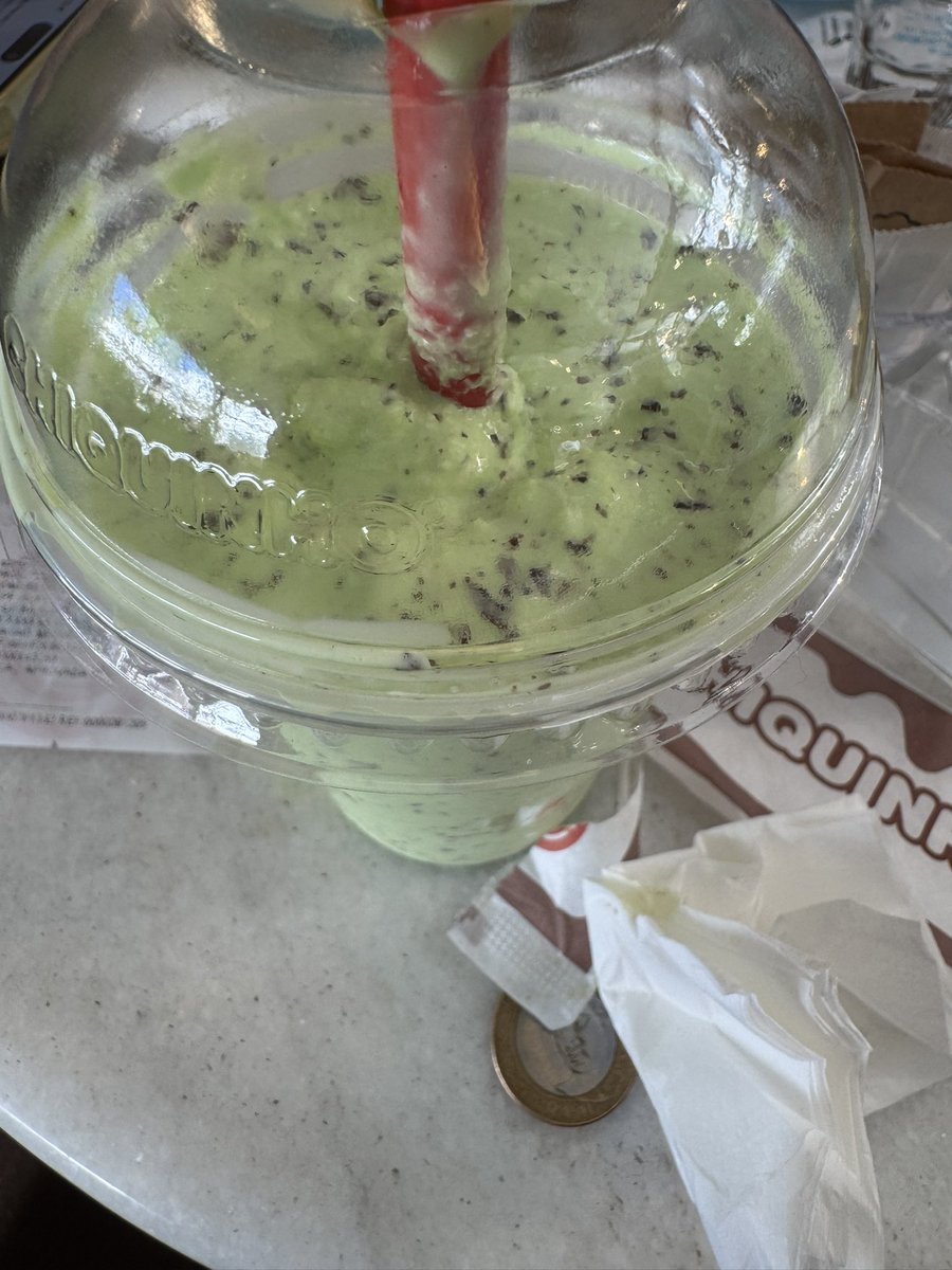 yujitvftv's tweet photo. tomando milkshake de menta com chocolate pq eu nao tenho vergonha de admitir que é o melhor sabor de sorvete https://t.co/I7ulYRWW94
