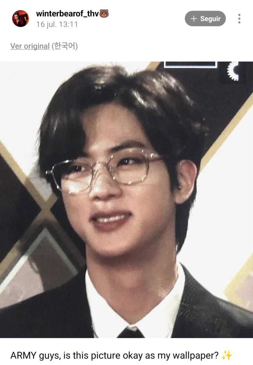 pjmIesviu's tweet photo. ESTA ARMY PREGUNTABA SI ESTA FOTO ESTABA BIEN PARA SU FONDO DE PANTALLA Y TAEHYUNG LE RESPONDÍA CON UNA RESEÑA DEL MISMO JIN HELP 😭😂

💜: ¿Esta imagen estará bien como fondo de pantalla?
🐻: Kim Seokjin: No es tan buena (en serio, él está a mi lado) https://t.co/9q6cylKWxa