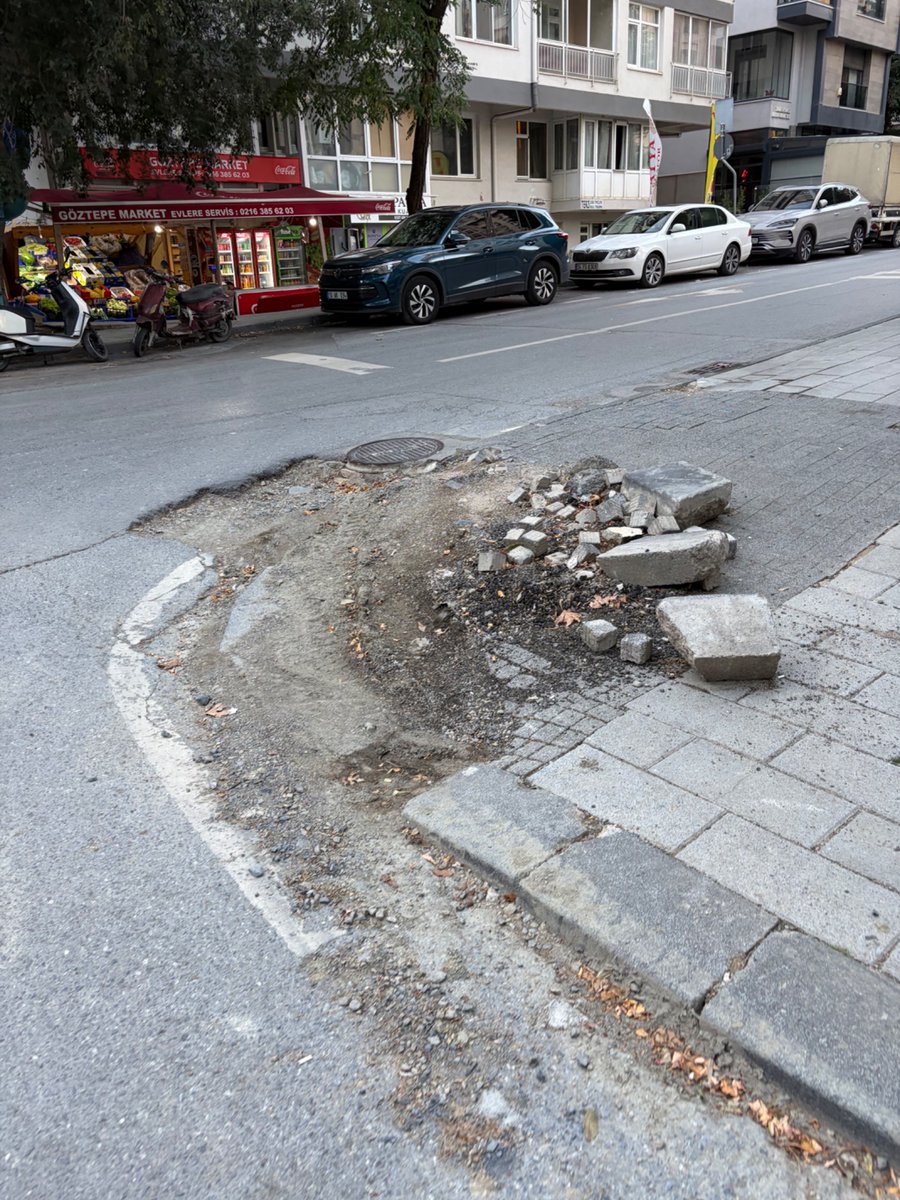 ahmetgeymen's tweet photo. En az bir aydır var olan bir görüntü. Ne dersiniz @kadikoybelediye? https://t.co/IfsGDtWjwb