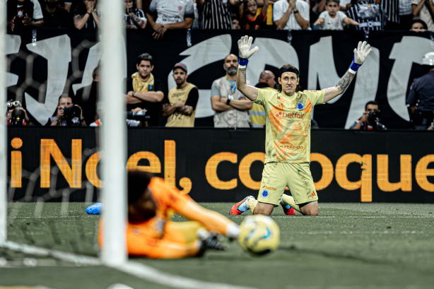 orromenior's tweet photo. mt gente achando que essa imagem do messi com o yamal bb é real, mas verdade é muito mais interessante

trata-se de um foto do goleiro Cassio dando banho no goleiro hugo nenem. o confronto entre dos dois JÁ aconteceu na copa do brasil de 2025, om vitória do arquero atual do timão https://t.co/2GD1Ee4wHd