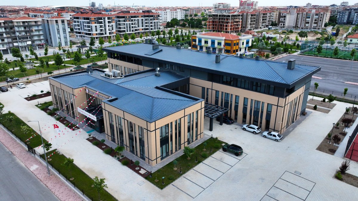 akparti_karatay's tweet photo. Medeniyet, en güçlü olanın değil; en fazla ihtiyaç duyana uzanan elin inşa ettiği iklimdir.

İlçe Başkanımız Akif Demirci, teşkilat mensuplarımızla birlikte Karatay’ımızın gönlüne kazınacak bu anlamlı ana şahitlik etti.

Karatay Belediyemiz tarafından büyük bir emek ve hassasiyetle inşa edilerek Aile ve Sosyal Hizmetler Bakanlığımıza emanet edilen Engelli Aktif Yaşam Merkezi; sevginin, merhametin ve sosyal devlet anlayışının en güzel tezahürlerinden biridir.

Bu kıymetli eserin Karatay’ımıza kazandırılmasına öncülük eden Belediye Başkanımız Sayın Hasan Kılca’ya, destekleri ve teşrifleriyle bu anlamlı günü taçlandıran Aile ve Sosyal Hizmetler Bakanımız Sayın Mahinur Özdemir Göktaş’a gönülden teşekkür ediyoruz.

İnanıyoruz ki bu merkezde yük değil umut taşınacak; engeller değil hayaller büyüyecek, nice yürekler hayata daha güçlü tutunacaktır.

Hayırlı olsun…

@mahinurozdemir
@hkilca 
@avakifdemirci