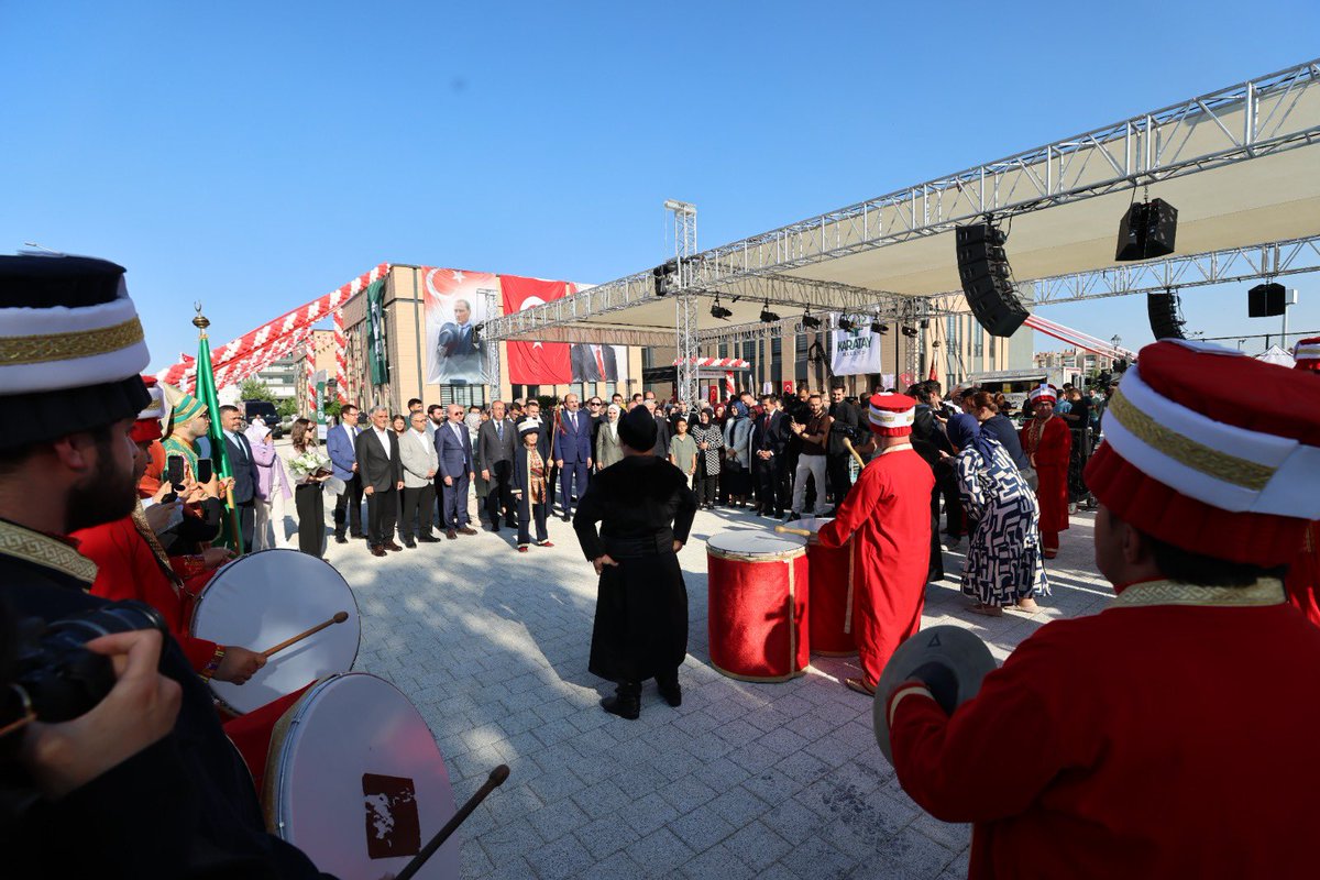 akparti_karatay's tweet photo. Medeniyet, en güçlü olanın değil; en fazla ihtiyaç duyana uzanan elin inşa ettiği iklimdir.

İlçe Başkanımız Akif Demirci, teşkilat mensuplarımızla birlikte Karatay’ımızın gönlüne kazınacak bu anlamlı ana şahitlik etti.

Karatay Belediyemiz tarafından büyük bir emek ve hassasiyetle inşa edilerek Aile ve Sosyal Hizmetler Bakanlığımıza emanet edilen Engelli Aktif Yaşam Merkezi; sevginin, merhametin ve sosyal devlet anlayışının en güzel tezahürlerinden biridir.

Bu kıymetli eserin Karatay’ımıza kazandırılmasına öncülük eden Belediye Başkanımız Sayın Hasan Kılca’ya, destekleri ve teşrifleriyle bu anlamlı günü taçlandıran Aile ve Sosyal Hizmetler Bakanımız Sayın Mahinur Özdemir Göktaş’a gönülden teşekkür ediyoruz.

İnanıyoruz ki bu merkezde yük değil umut taşınacak; engeller değil hayaller büyüyecek, nice yürekler hayata daha güçlü tutunacaktır.

Hayırlı olsun…

@mahinurozdemir
@hkilca 
@avakifdemirci