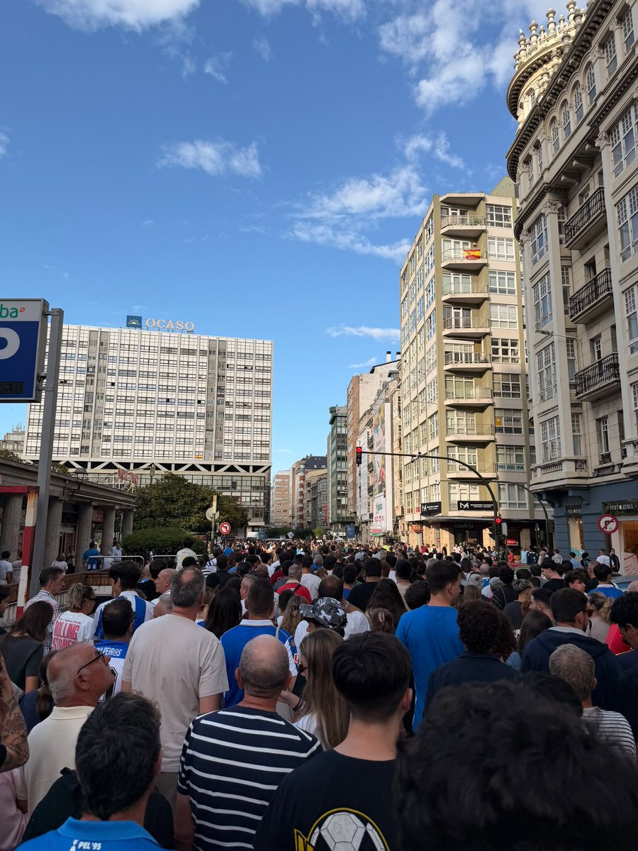 tuitcoruna's tweet photo. Éxito en la convocatoria miles de aficionados se han dado cita para mostrar el malestar por las medidas excepcionales que han decretado para la grada de maratón #Depor #Coruña #blues https://t.co/dqEfIWR5zy