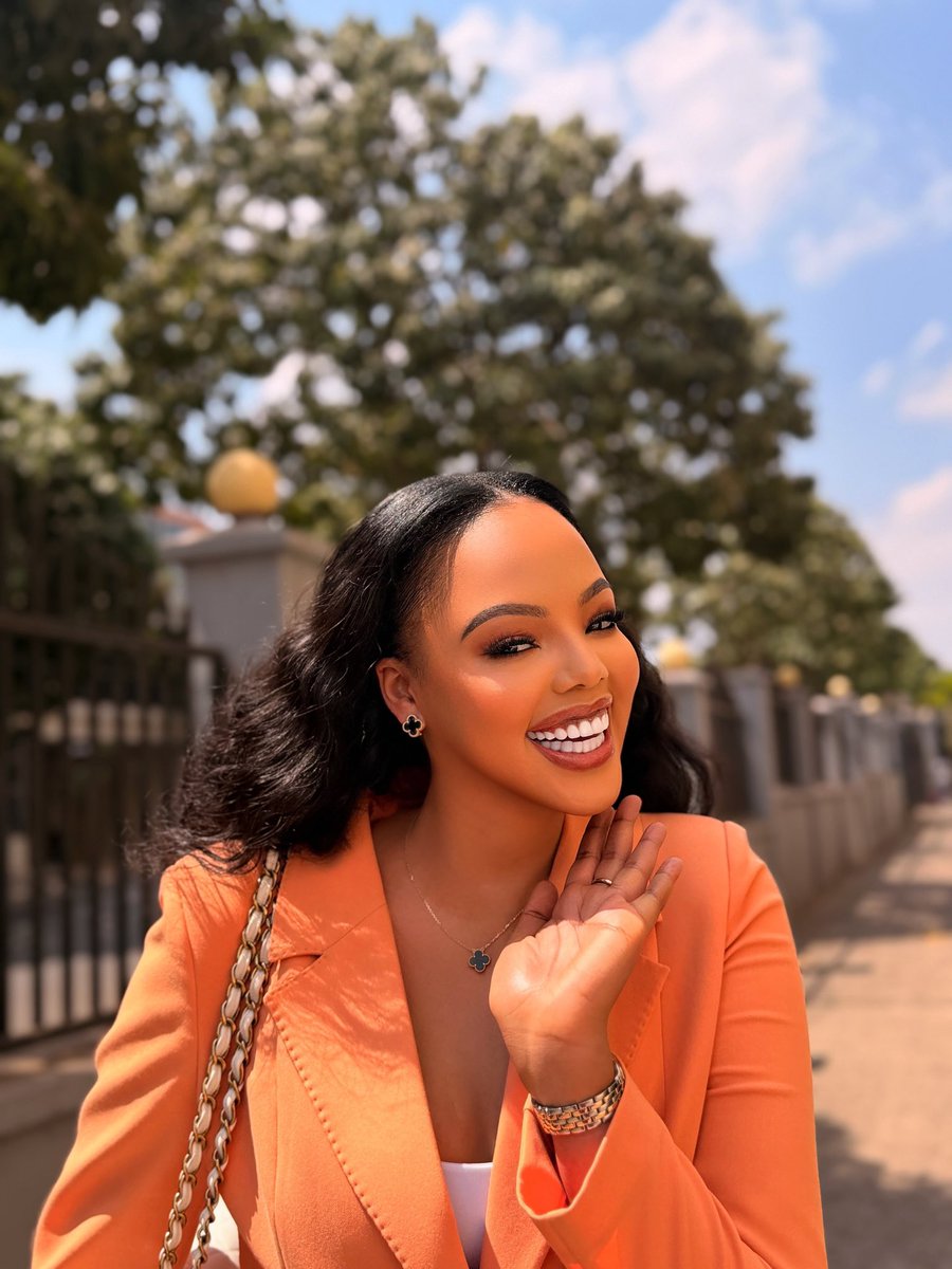 RwandaHills's tweet photo. 🔴| A smile that never goes out of style🇷🇼
😊Queen @JollyMutesi is glowing as always. 👑❤️ #thisisjolly 🦅
#MissRwanda #Rwanda #Kigali #TeamPk https://t.co/YTGL6AaBfL
